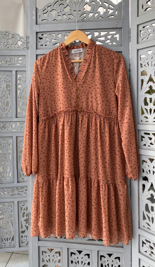 Φόρεμα floral με βολάν camel.